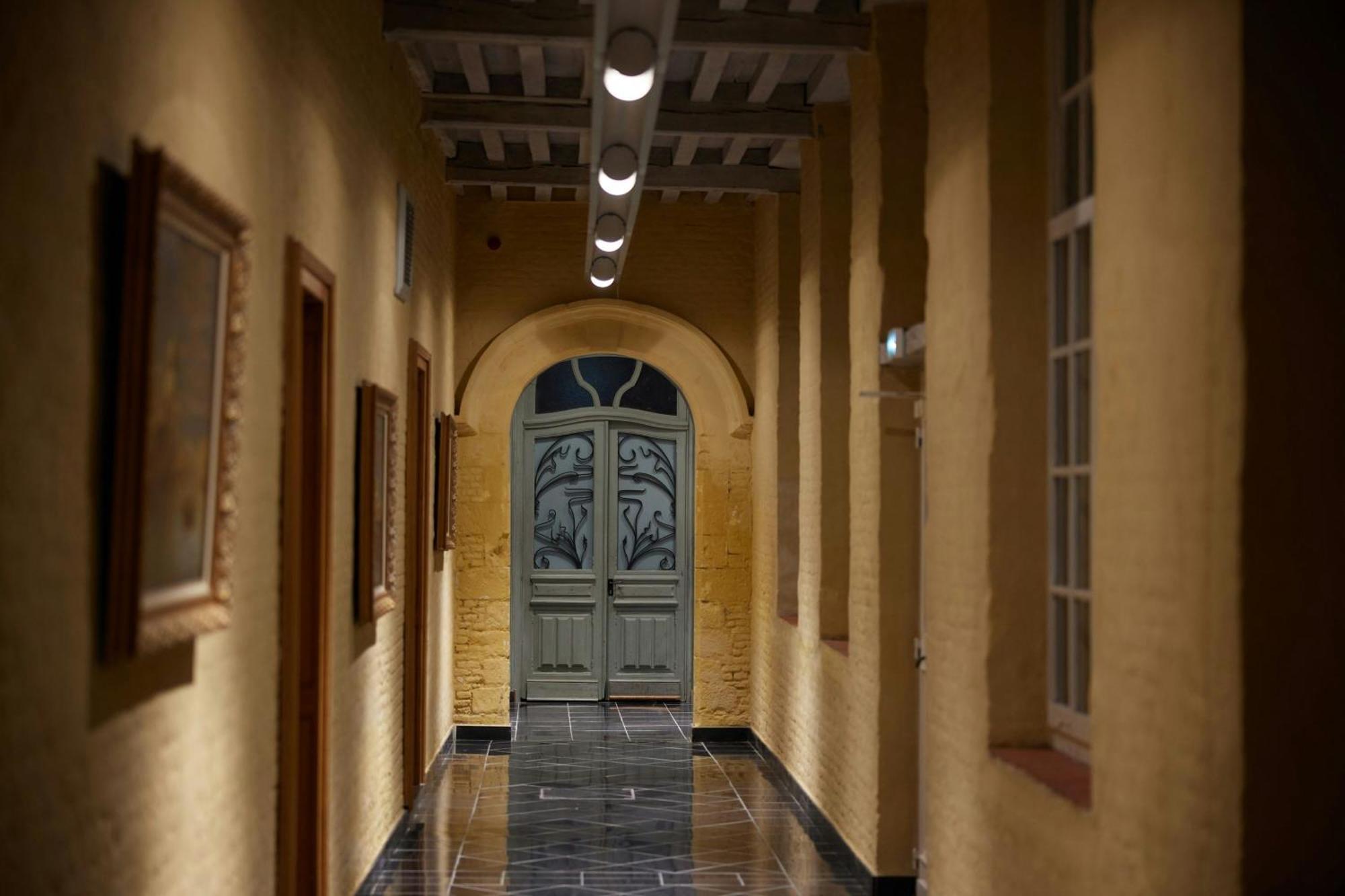 L'Hermitage Gantois, Autograph Collection Лилль Экстерьер фото A corridor in the museum