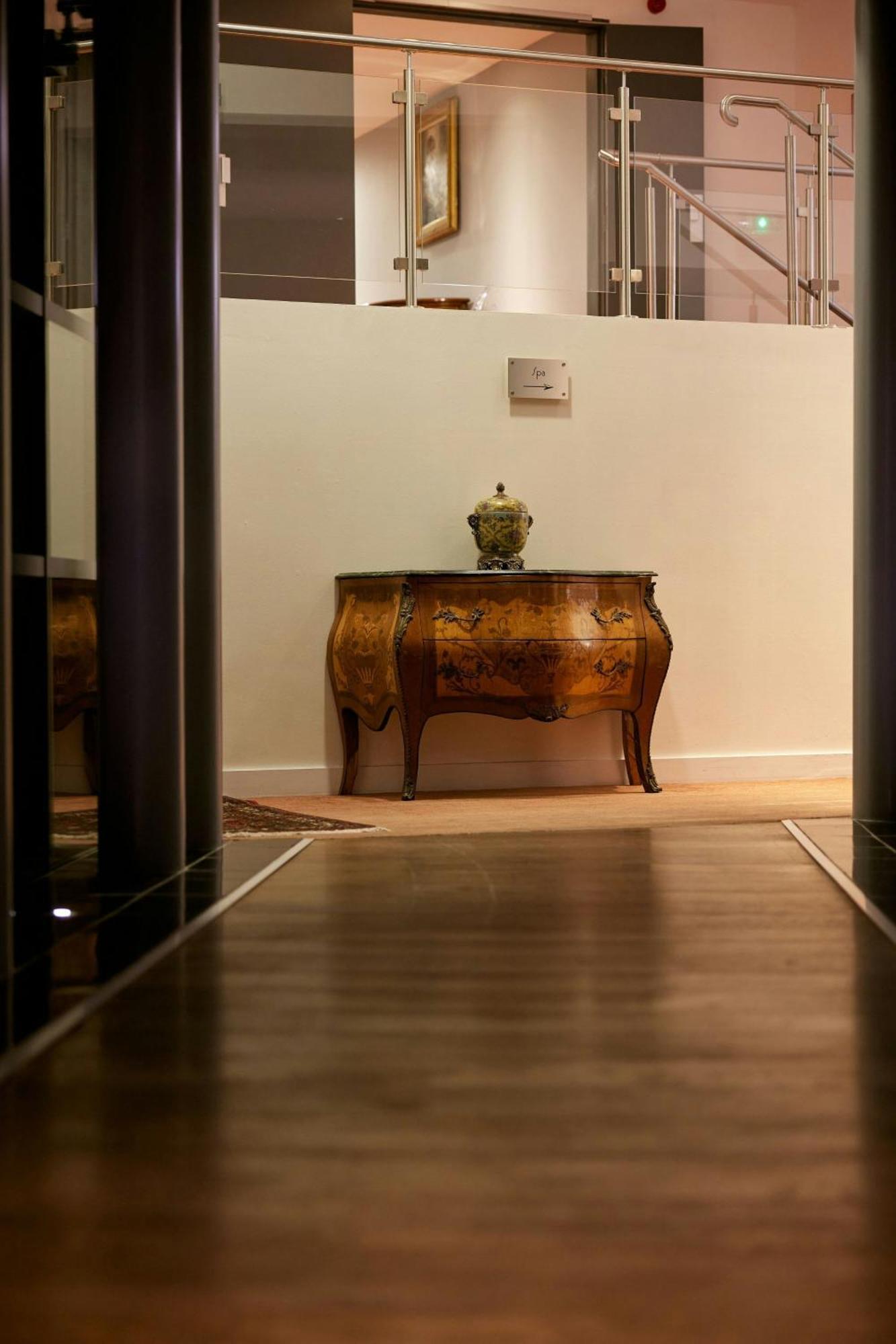 L'Hermitage Gantois, Autograph Collection Лилль Экстерьер фото A console table