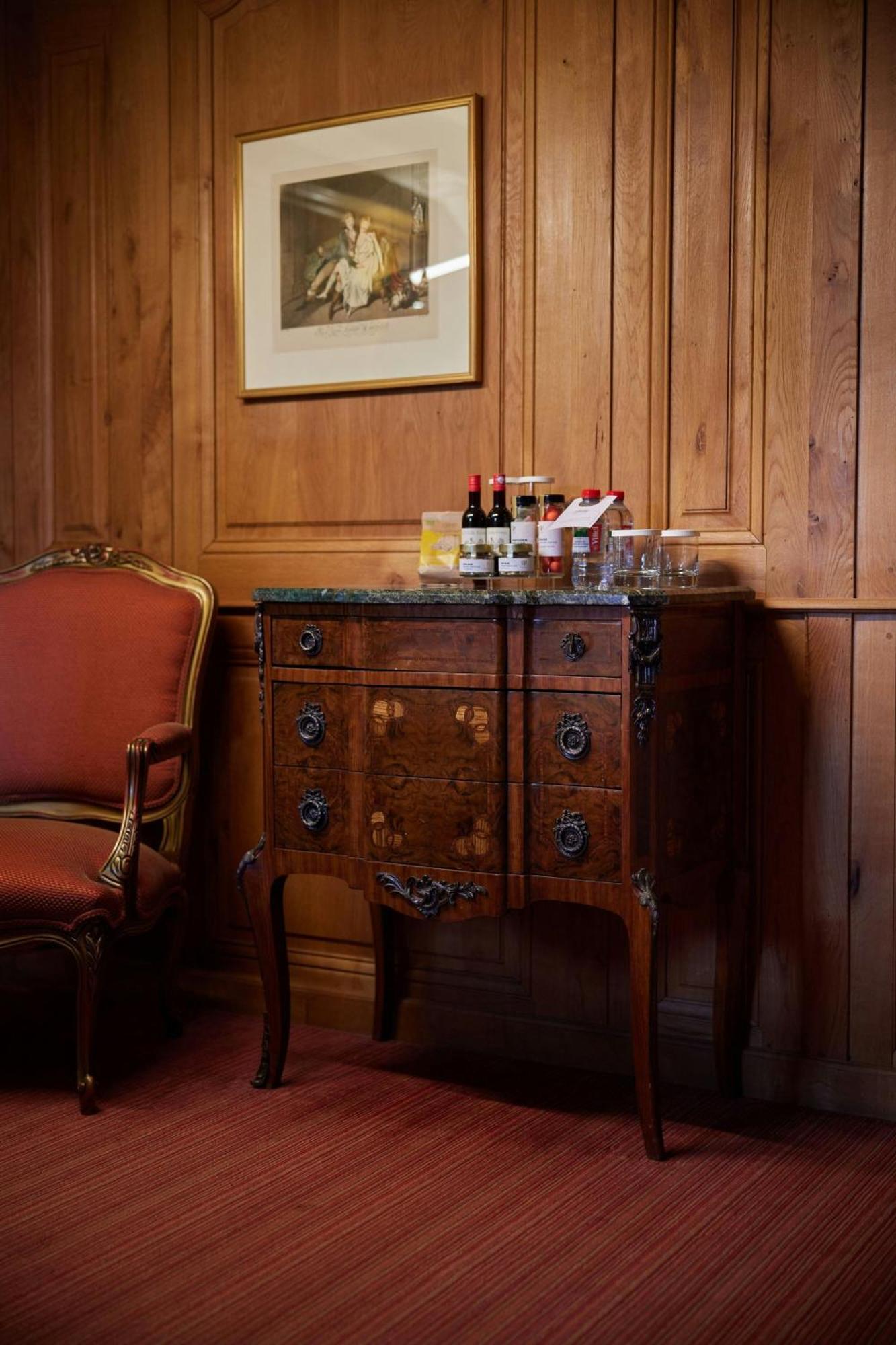 L'Hermitage Gantois, Autograph Collection Лилль Экстерьер фото A small bar in a hotel room